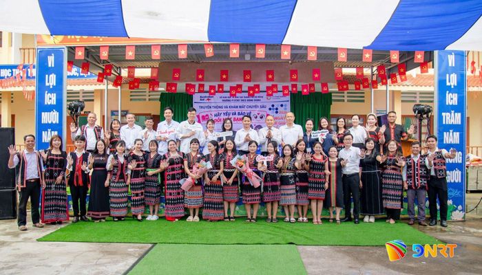 Đại biểu cùng lãnh đạo xã Đông Giang và nhà trường chụp hình tại buổi truyền thông. Ảnh: NGỌC VY