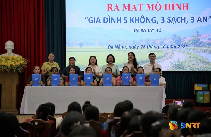 Các thành viên phụ nữ xã Tây Hồ ký cam kết thực hiện mô hình. Ảnh: ALĂNG NGƯỚC
