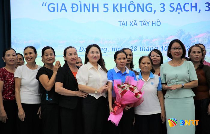 Đại diện Hội Liên hiệp Phụ nữ thành phố và xã Tây Hồ tặng hoa chúc mừng các thành viên tham gia mô hình. Ảnh: ALĂNG NGƯỚC
