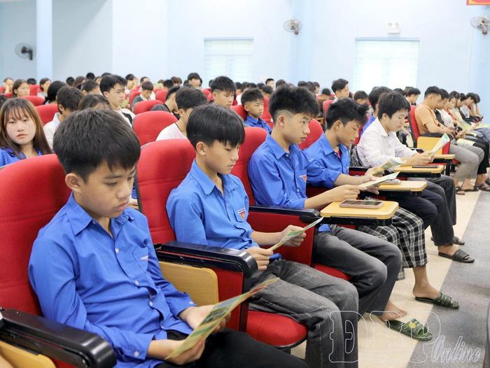 Đoàn viên thanh niên, người lao động tìm hiểu nhu cầu thị trường việc làm.