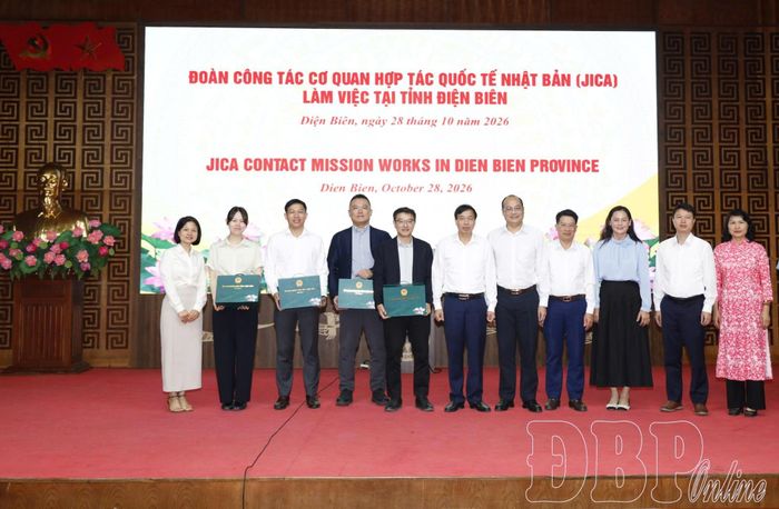 Đại biểu chụp ảnh lưu niệm.