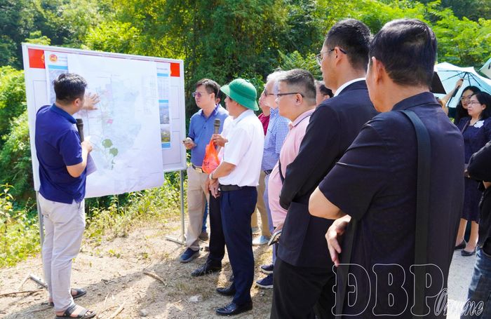 Các nhà đầu tư, doanh nghiệp khảo sát tiềm năm phát triển khu, cụm công nghiệp trên địa bàn tỉnh Điện Biên. 