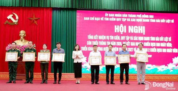 Phó Bí thư Thành ủy, Chủ tịch Ủy ban MTTQ Việt Nam thành phố Huỳnh Thị Hằng tặng Bằng khen cho các tập thể. Ảnh: Nguyệt Hà