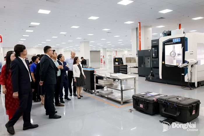 Lãnh đạo Ban Quản lý các khu công nghiệp, khu kinh tế tham quan nhà máy sản xuất của Công ty TNHH Coherent Việt Nam (Khu công nghiệp Nhơn Trạch 1, phường Nhơn Trạch).
