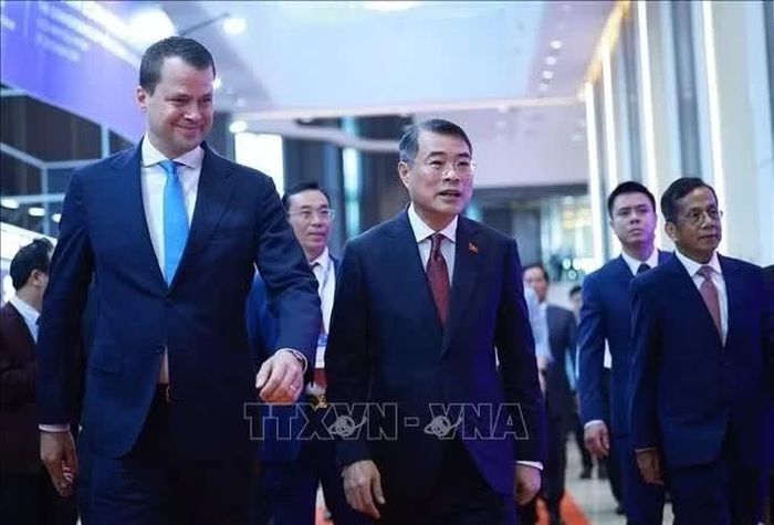 Thủ tướng Lê Minh Hưng và Giám đốc điều hành Diễn đàn Kinh tế Thế giới (WEF) Stephan Mergenthaler tham dự Diễn đàn Kinh tế Mùa thu 2026 (AEF 2026). Ảnh: Dương Giang /TTXVN