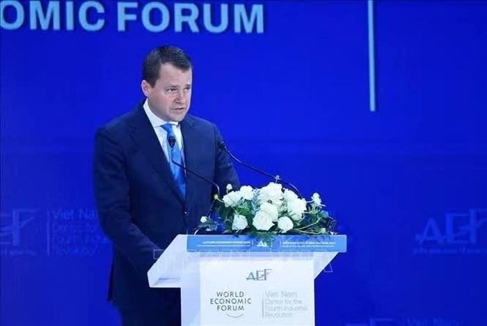 Giám đốc điều hành Diễn đàn Kinh tế Thế giới (WEF) Stephan Mergenthaler phát biểu tại Phiên toàn thể cấp cao Diễn đàn Kinh tế Mùa thu 2026 (AEF 2026). Ảnh: Dương Giang/TTXVN
