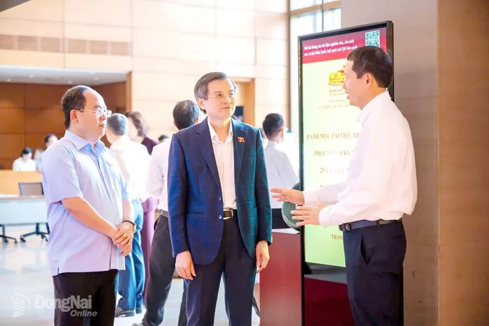 Đồng chí Đoàn Minh Huấn, Ủy viên Bộ Chính trị, Giám đốc Học viện Chính trị Quốc gia Hồ Chí Minh trao đổi với lãnh đạo thành phố Đồng Nai về phát triển kinh tế - xã hội gắn với đô thị sân bay. Ảnh: CTV