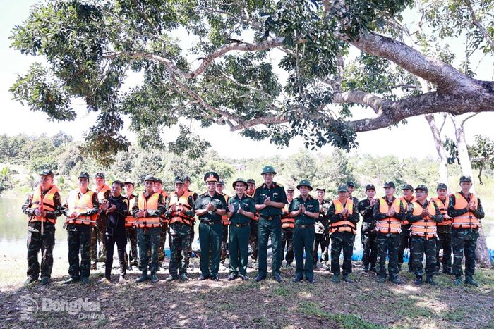 Đại tá Trịnh Ngọc Hùng, Phó Tham mưu trưởng Binh chủng Công binh và đoàn công tác biểu dương lực lượng thực hành rà phá, xử lý bom mìn, vật nổ dưới nước.
