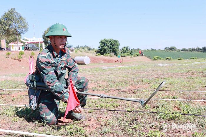 Thực hành rà phá, xử lý bom mìn, vật nổ trên cạn.