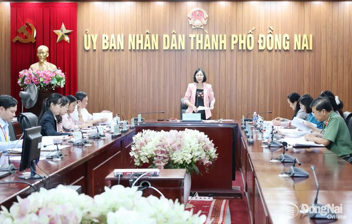 Thành ủy viên, Phó Chủ tịch UBND thành phố, Phó Chủ tịch thứ nhất Hội đồng Thi đua - Khen thưởng thành phố Nguyễn Thị Hoàng phát biểu tại cuộc họp. Ảnh: Hồ Thảo