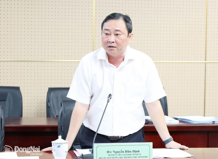 Ông Nguyễn Hữu Định, Thành ủy viên, Giám đốc Sở Nội vụ, Phó Chủ tịch Thường trực Hội đồng Thi đua - Khen thưởng thành phố phát biểu tại cuộc họp. Ảnh: Hồ Thảo
