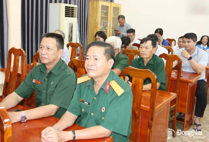 Cán bộ, đảng viên, đoàn viên, hội viên và người dân phường Long Bình, Hố Nai tham gia buổi nói chuyện chuyên đề. Ảnh: Văn Truyên