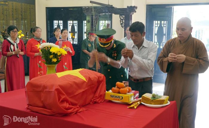 Đại biểu dâng hương viếng liệt sĩ trước khi tiễn đưa về quê hương. Ảnh: ĐVCC