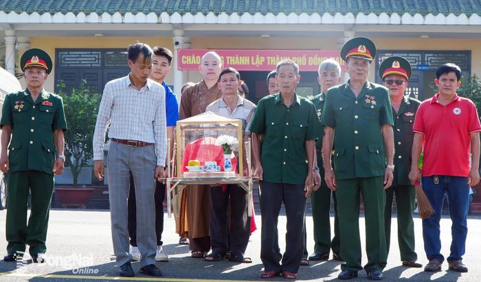 Đại biểu Hội Hỗ trợ gia đình liệt sĩ thành phố Đồng Nai cùng thân nhân liệt sĩ tiễn đưa hài cốt liệt sĩ Đào Văn Hải về quê hương. Ảnh: ĐVCC