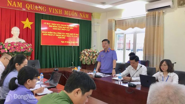 Đại diện Viện Kiểm sát nhân dân khu vực 3 báo cáo kết quả thực hiện công tác phối hợp trợ giúp pháp lý trong hoạt động tố tụng. Ảnh: Viết Cường