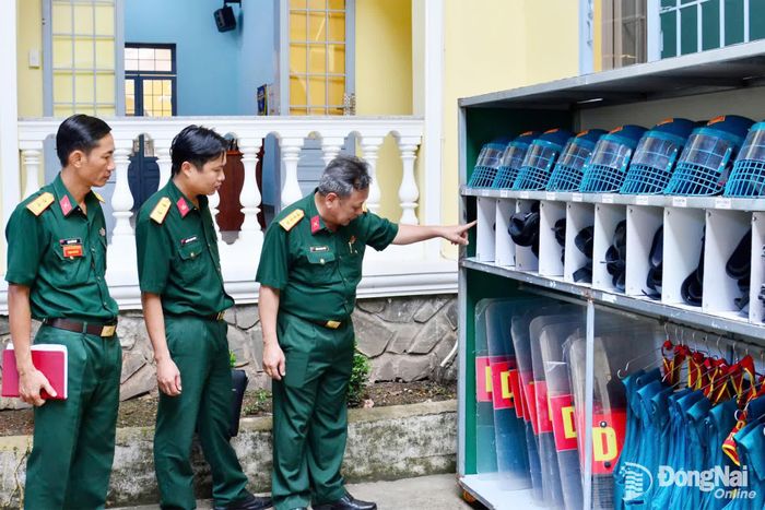 Đoàn kiểm tra tại Ban Chỉ huy Quân sự xã Định Quán. Ảnh: Phạm Khoa