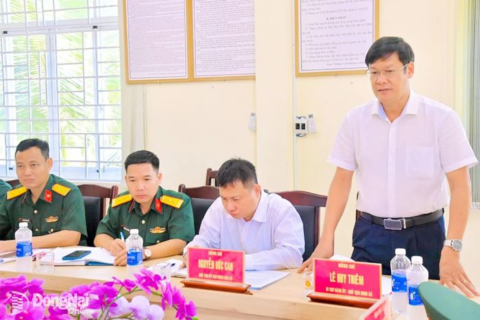 Bí thư Đảng ủy, Chủ tịch HĐND xã Bàu Hàm Lê Huy Thiêm trao đổi trong buổi kiểm tra. Ảnh: Văn Chung