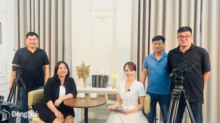 Doanh nhân Nguyễn Thị Trúc Chi cùng ekip sản xuất chương trình Trò chuyện cùng doanh nhân. Ảnh: Minh Huệ.