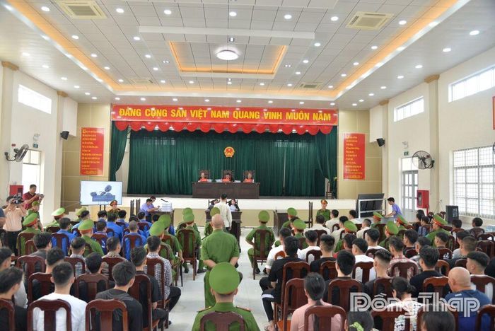 Quang cảnh phiên tòa xét xử.