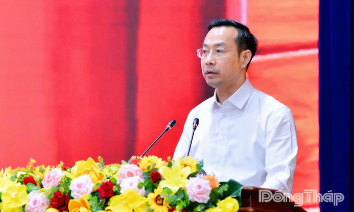 Đồng chí Nguyễn Thanh Nhàn trình bày các chuyên đề tại hội nghị.