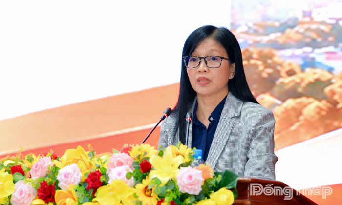 Đồng chí Nguyễn Thị Kim Tuyến, Ủy viên Ban Thường vụ Tỉnh ủy, Trưởng Ban Tuyên giáo Tỉnh ủy trình bày các chuyên đề tại hội nghị.