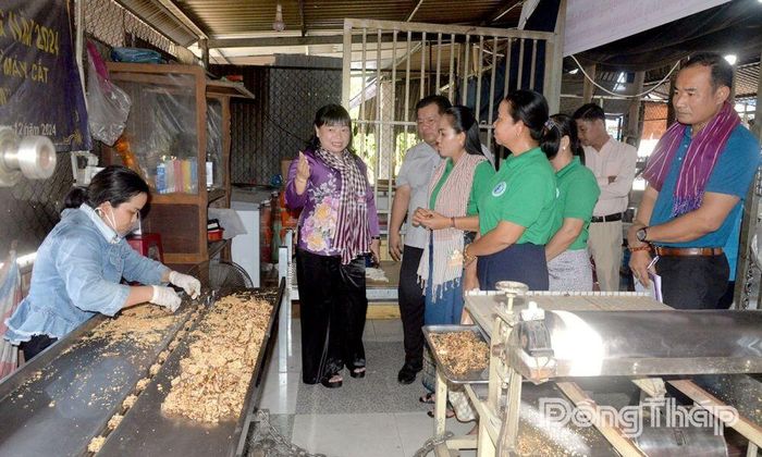 Đoàn công tác tham quan, tìm hiểu quy trình sản xuất kẹo khóm tại Cơ sở sản xuất kẹo khóm Hải Hậu, xã Tân Phước 1. 