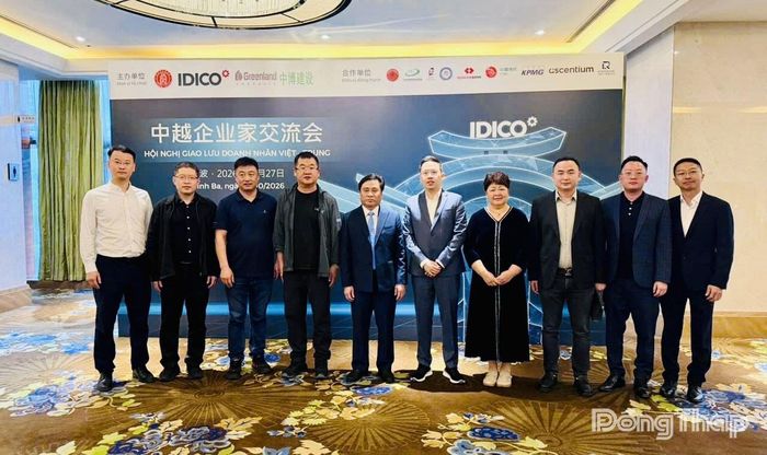 Đồng chí Trần Văn Dũng chụp ảnh lưu niệm cùng Hội Doanh nghiệp Sơn Đông và Hội Doanh nghiệp Ninh Ba (Ảnh: HG)