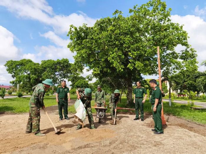 Cán bộ, nhân viên Trung tâm Huấn luyện quân sự quốc gia 2 chuẩn bị các mặt công tác, bảo đảm phục vụ nhiệm vụ huấn luyện, diễn tập của các đơn vị. Ảnh: Đinh Ngọc