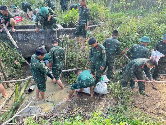 Cán bộ, chiến sĩ Trung tâm Huấn luyện quân sự quốc gia 2 tham gia hoạt động dân vận tại xã Bình Phú. Ảnh: ĐVCC