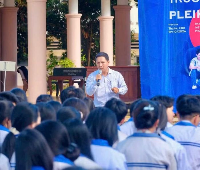  KOL Trần Quốc Cường (Cường Bay) tuyên truyền pháp luật tại Trường THPT Pleiku (phường Pleiku). Ảnh: Nhân vật cung cấp 