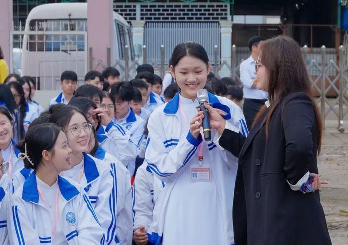  KOL Vòng Thị Huyền (Huyền Tỷ Review) cho rằng đưa thông điệp tích cực vào những câu chuyện gần gũi với đời sống là cách để người trẻ dễ tiếp nhận thông tin, kiến thức. Ảnh: Nhân vật cung cấp 