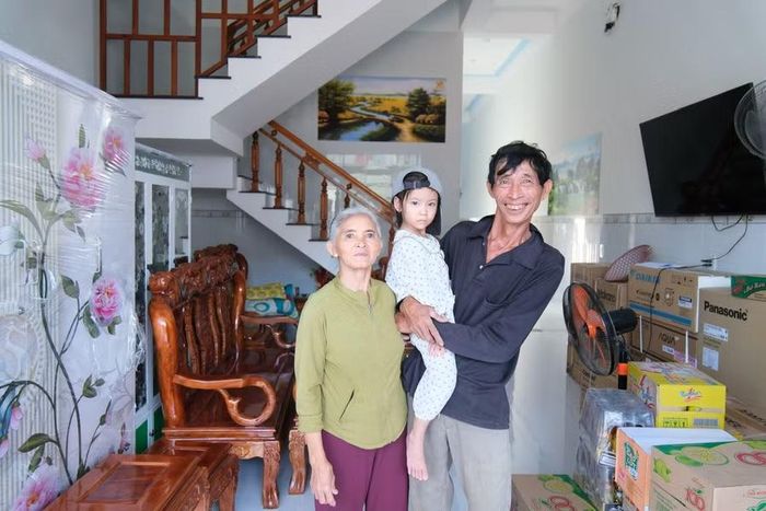 Bà Võ Thị Thu (thôn Thắng Hùng, xã Cát Tiến) vui mừng vì đã chuyển vào căn nhà mới được gần một tháng. Ảnh: Phan Lài