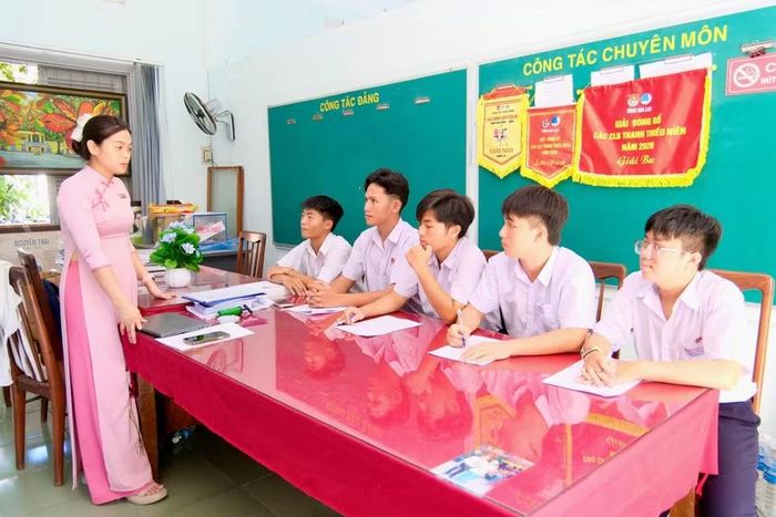 Cô Trần Đặng Thanh Loan - Bí thư Đoàn trường THPT Trưng Vương triển khai cho học sinh ký cam kết không sử dụng thuốc lá. Ảnh: M.N