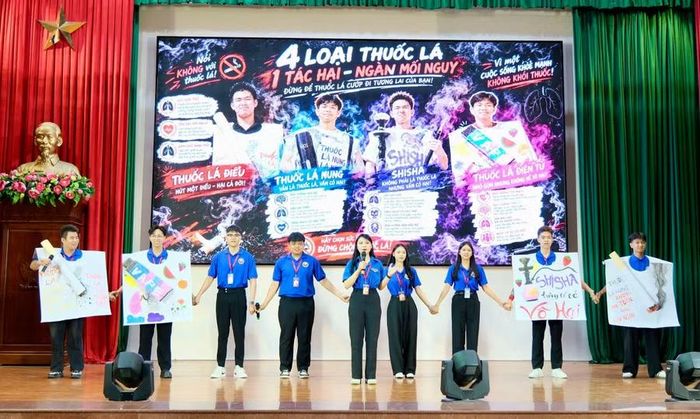 Câu lạc bộ Tình nguyện Những người bạn (Trường Đại học Quy Nhơn) lan tỏa thông điệp “Nói không với thuốc lá - Vì một cuộc sống khỏe mạnh” tại Cuộc thi tìm hiểu Luật Phòng, chống tác hại của thuốc lá. Ảnh: M.N