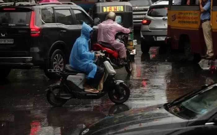 Người dân Ấn Độ hối hả trước khi cơn bão Arnab đổ bộ vào đất liền. Ảnh: EPA