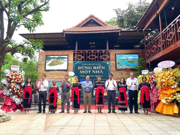 Các đại biểu cắt băng khai mạc triển lãm. Ảnh: Phương Duyên