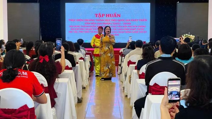 Nghệ sĩ Ưu tú Kim Châu và Nghệ nhân Ưu tú Nguyễn Phú trao đổi về văn hóa, nghệ thuật truyền thống tại buổi tập huấn. Ảnh: Bạch Dương