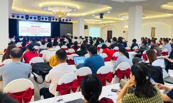 Hơn 250 giáo viên tham gia buổi tập huấn. Ảnh: Bạch Dương
