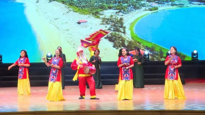  Đội Văn nghệ người cao tuổi tỉnh Quảng Ngãi biểu diễn tại liên hoan. Ảnh: Bình Dương 