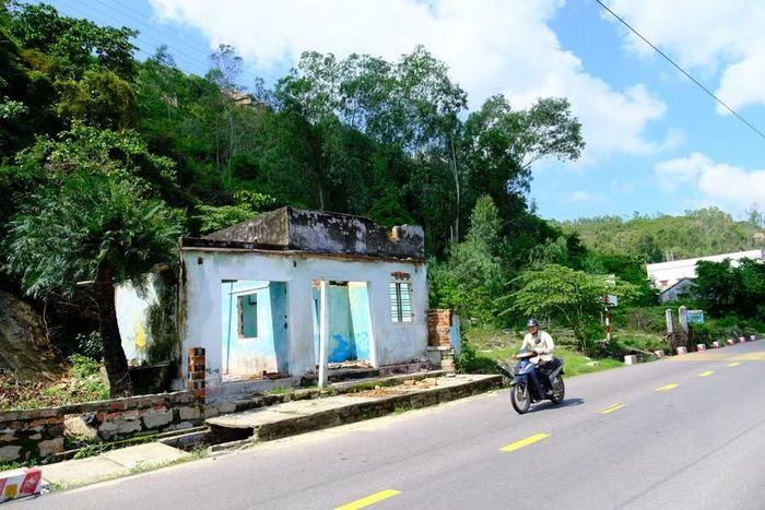  Khu vực núi Gành (thôn Đức Phổ, xã Đề Gi) luôn tiềm ẩn nguy hiểm, có thể gây sạt lở ảnh hưởng đến cuộc sống và tính mạng người dân. Ảnh: P.L 