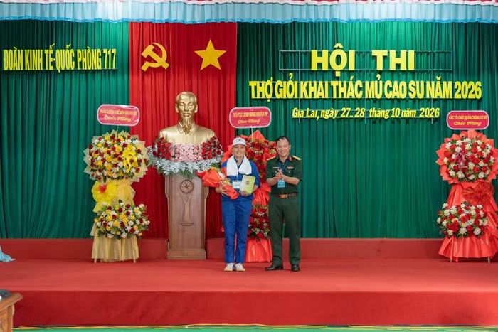  Tuyển thủ Phạm Thị Nội (Đội 10) xuất sắc giành giải nhất và danh hiệu “Bàn tay vàng”. Ảnh: Trần Thúy 