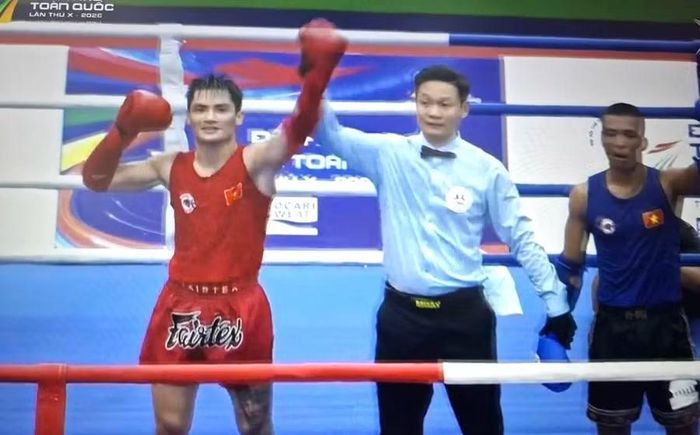 Nguyễn Thành Thoan (bìa trái) đã giành chiến thắng trong trận bán kết. Ảnh chụp màn hình