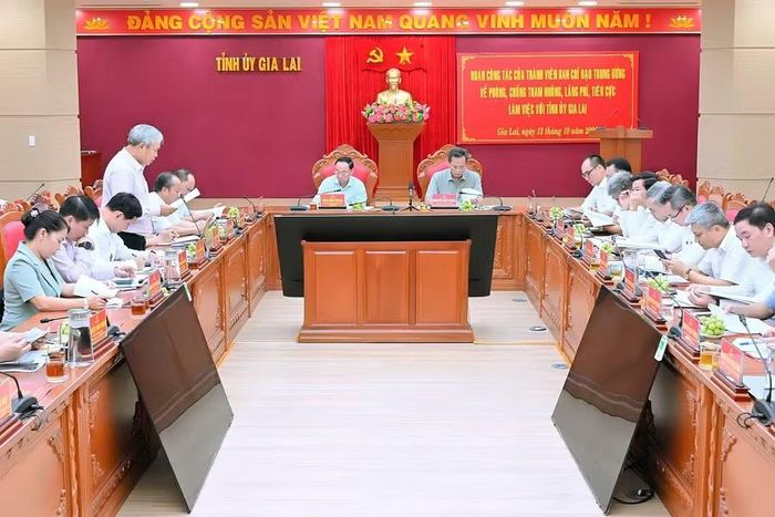  Đoàn công tác của Ban Chỉ đạo Trung ương về PCTNLPTC làm việc với Ban Thường vụ Tỉnh ủy để kiểm tra, giám sát và đôn đốc công tác PCTNLPTC vào ngày 13-10-2026. Ảnh: Đức Thụy 