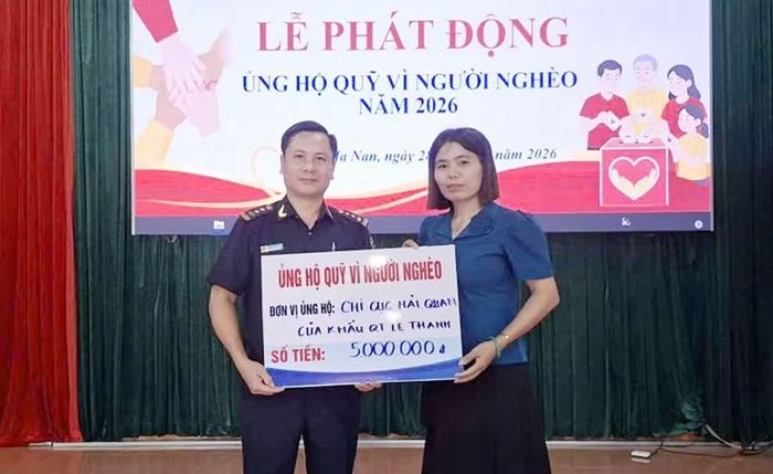 Đại diện các đơn vị ủng hộ tại lễ phát động. Ảnh: Khánh Phong