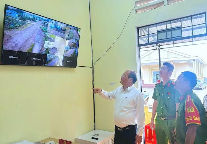  Dữ liệu từ các camera AI được truyền về máy chủ tại trụ sở Công an xã. Ảnh: Đức Hợi 
