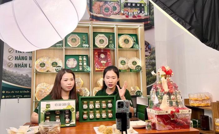Công ty Cổ phần Phát triển Yến Xuân Cao Nguyên (phường Hội Phú) chú trọng quảng bá, tiêu thụ sản phẩm trên môi trường số. Ảnh: Vũ Thảo