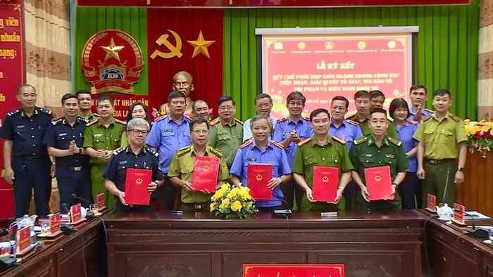 Các đơn vị thực hiện thủ tục ký kết quy chế phối hợp. Ảnh: Hoàng Vũ