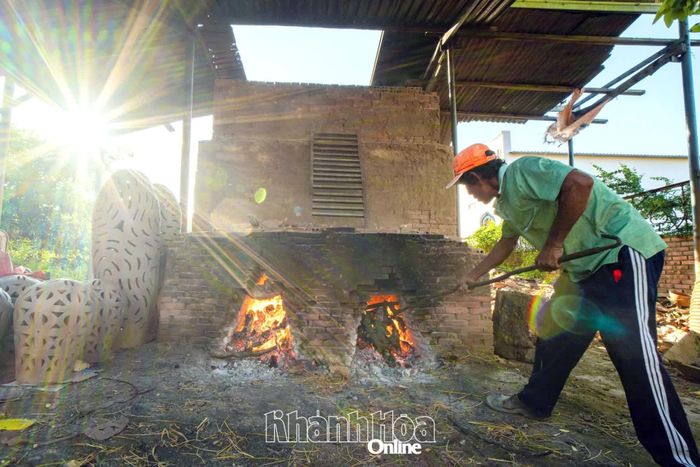 Sau khi được tạo hình, trang trí và phơi khô, sản phẩm bước vào công đoạn nung. Lửa và nhiệt độ góp phần tạo nên độ cứng, sắc màu đặc trưng của gốm, đòi hỏi người thợ phải có kinh nghiệm theo dõi, điều chỉnh trong suốt quá trình nung.