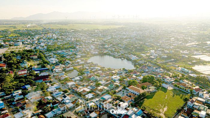 Làng gốm Bàu Trúc bình yên giữa nhịp sống đang đổi thay. Trong những mái nhà nơi đây, nghề gốm truyền thống vẫn được gìn giữ, trao truyền và tiếp tục phát triển. Giữ nghề cũng chính là giữ gìn văn hóa dân tộc Chăm cho hôm nay và mai sau.