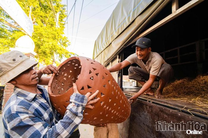 Những sản phẩm gốm sau khi hoàn thiện được vận chuyển đến nơi trưng bày, tiêu thụ. Bên cạnh các vật dụng quen thuộc, người thợ làng gốm Bàu Trúc còn sáng tạo nhiều mẫu gốm trang trí, mỹ nghệ, đáp ứng nhu cầu ngày càng đa dạng của thị trường.